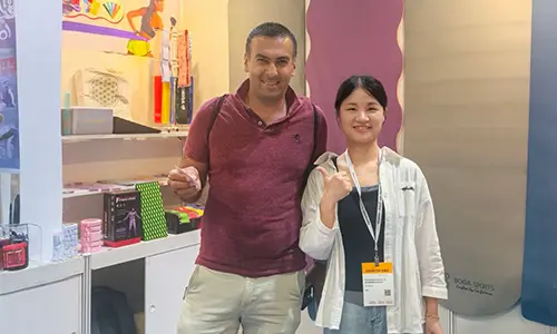 যোগ ম্যাট ফোকাস হয়ে ওঠে, এবং সুস্থ জীবনযাপনের একটি নতুন প্রবণতা জনপ্রিয়তা অর্জন করছে।